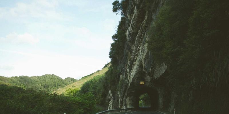 中间思想者与社区论坛：思想交流如何催化科学范式转移与个人成长