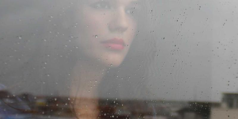 社区论坛中的中间思想者：为何异步交流能催生更严谨的哲学论证