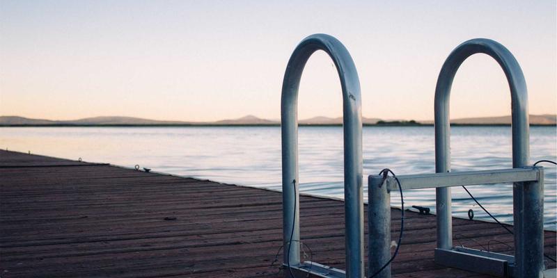 社区论坛中的思想碰撞：为何“中间思想者”的词汇选择决定交流深度？