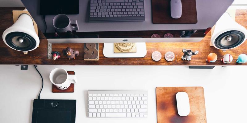 社区论坛中的权力博弈：中间思想者如何打破权威壁垒，促进观点流动